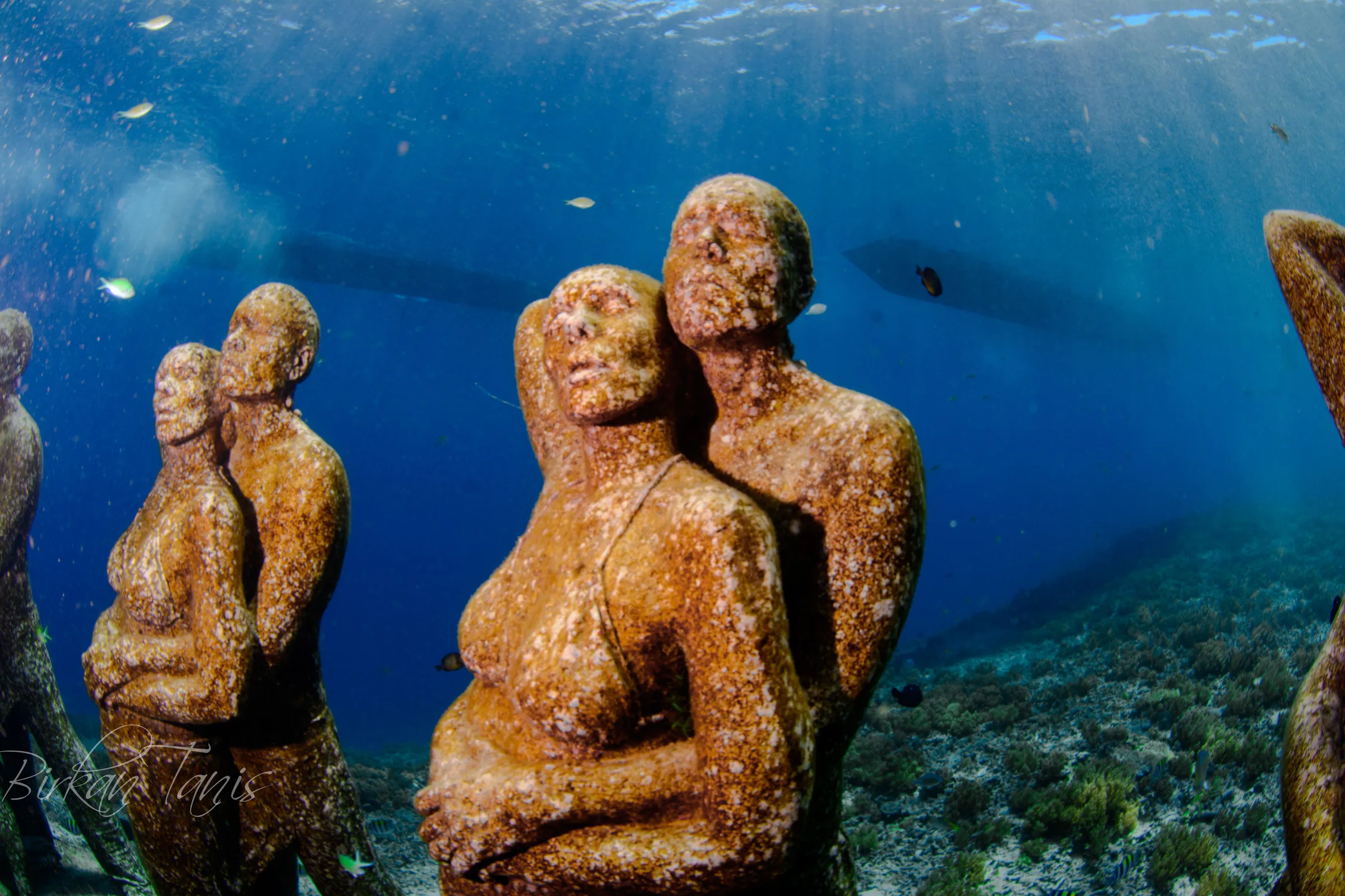 Two embracing statues underwater