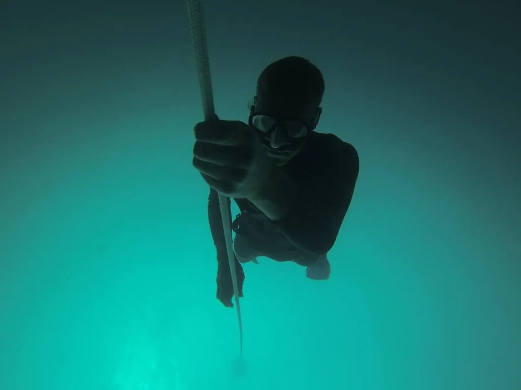 Freediving descending